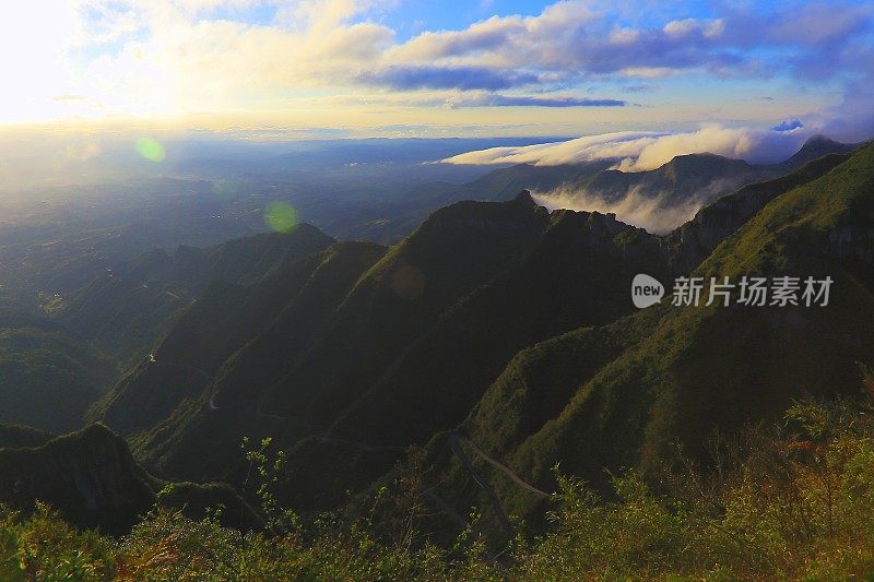 在巴西南部的圣卡塔琳娜州，令人印象深刻的Serra do里约热内卢do Rastro山路在日出时通过的田园诗般的风景